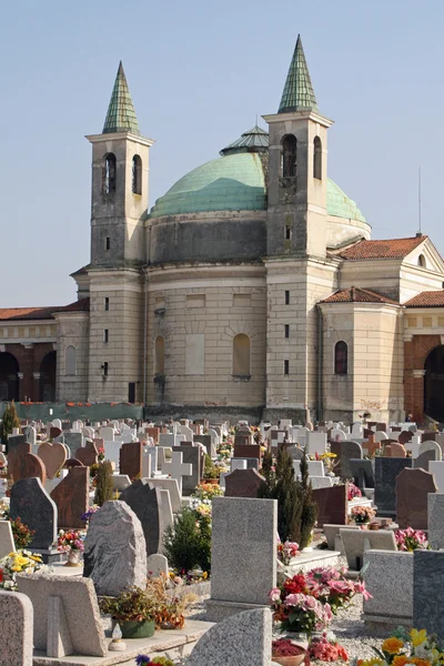 Kościół nagrobki i krzyże cmentarza — Zdjęcie stockowe