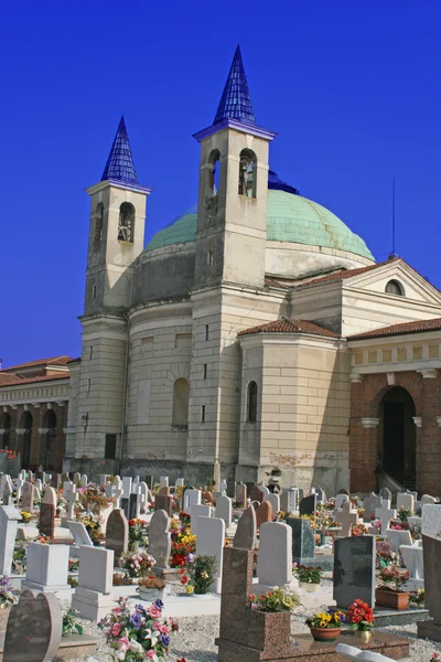 Kościół nagrobki i krzyże cmentarza — Zdjęcie stockowe
