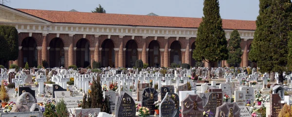 Graven grafstenen en crucifixen van een begraafplaats in Italië — Stockfoto