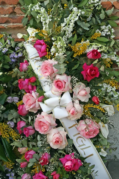 Bouquets de fleurs avec des roses et des mimosas en mémoire des morts — Photo