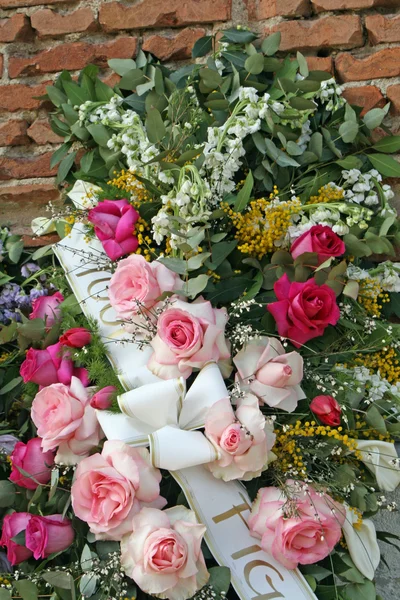 Bukiety kwiatów z róż i mimosas w pamięci o zmarłych — Zdjęcie stockowe