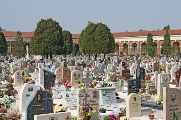 Túmulos e lápides dos mortos em um cemitério — Fotografia de Stock