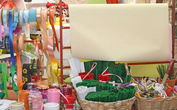 Tienda de embalaje y decoración con cintas — Foto de Stock