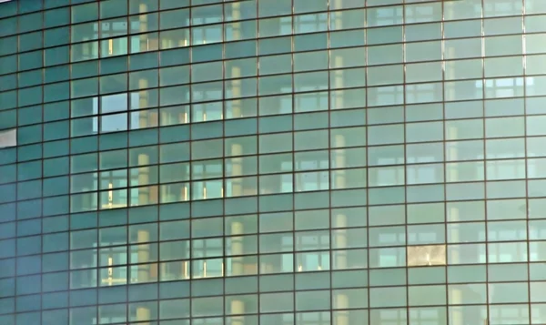 Windows van een wolkenkrabber met kantoren leeg — Stockfoto