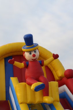 marionet op een opblaasbare glijbaan van rubber