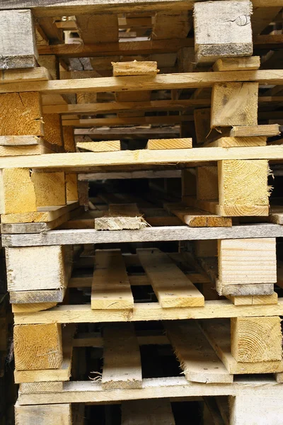Paletes de madeira para o armazenamento das mercadorias — Fotografia de Stock
