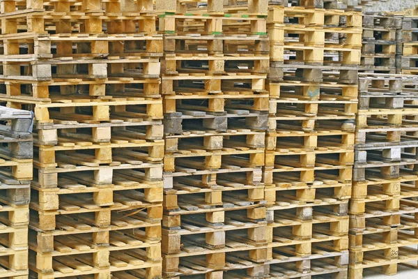 A goodsods tárolására szolgáló fa raklapok — Stock Fotó