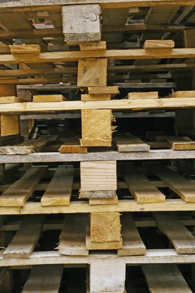 Paletes de madeira para o armazenamento das mercadorias — Fotografia de Stock
