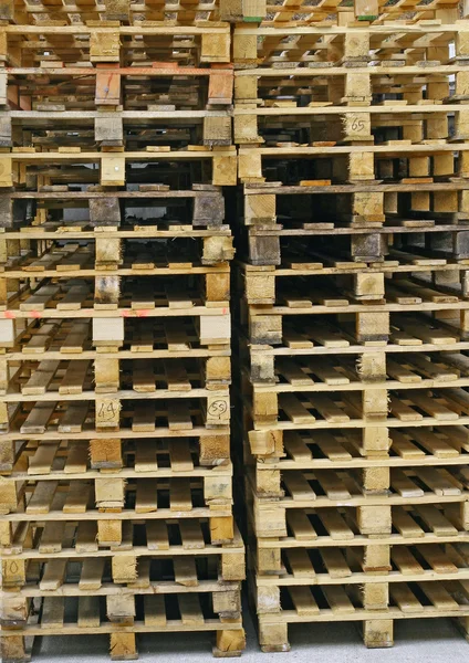Dřevěné palety pro skladování zboží — Stock fotografie