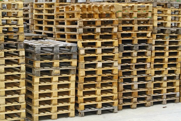 Palets de madera para el almacenamiento de las mercancías —  Fotos de Stock