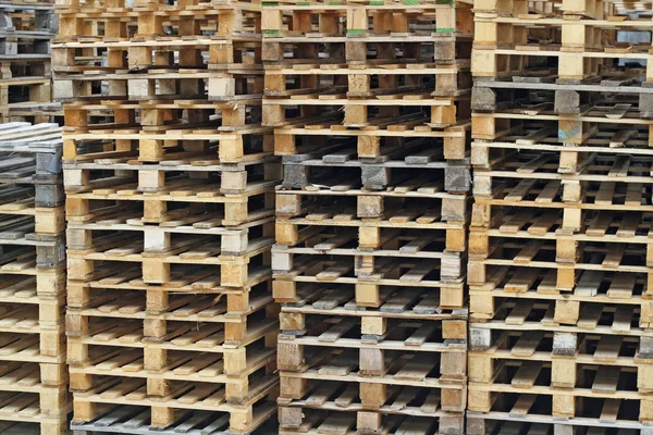 Paletes de madeira e armazenagem das mercadorias — Fotografia de Stock