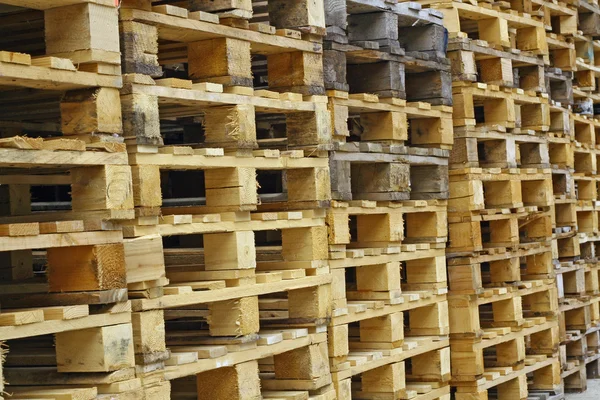Dřevěné palety pro skladování zboží — Stock fotografie