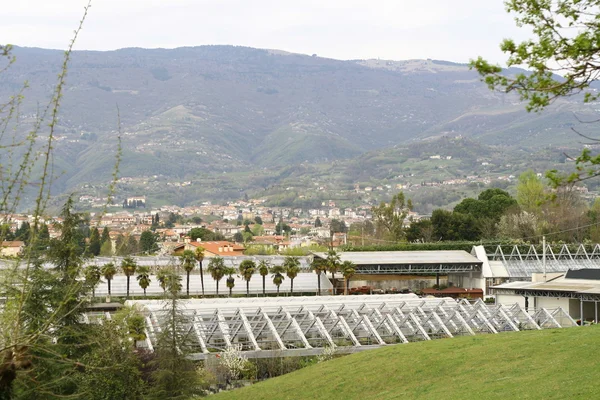 Italiaanse heuvels in de buurt van marostica en het Conservatorium van bloemen — Stockfoto