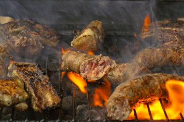 bir barbekü ızgara domuz ve sığır eti pişirilir