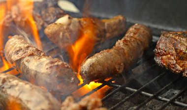 bir barbekü ızgara domuz ve sığır eti pişirilir