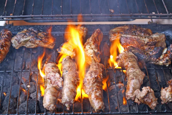 Sertés és marhahúsból főtt egy barbecue grill — Stock Fotó