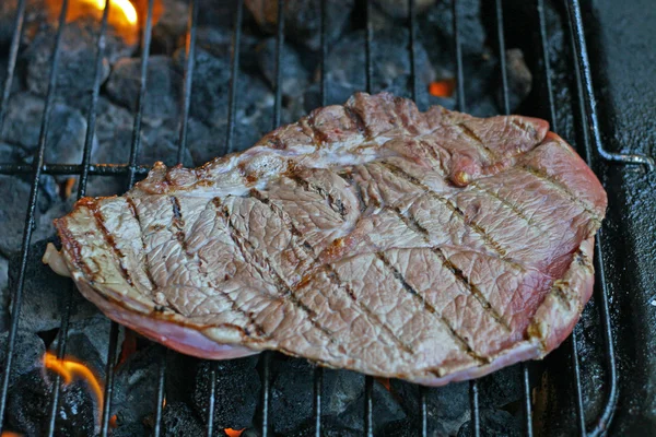 在烧烤架上煮熟的牛肉 — 图库照片