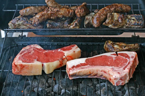 Grote steak rumsteak gekookt op een barbecue-grill — Stockfoto