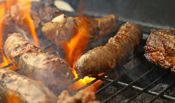 Cerdo y ternera cocinados en una parrilla de barbacoa —  Fotos de Stock