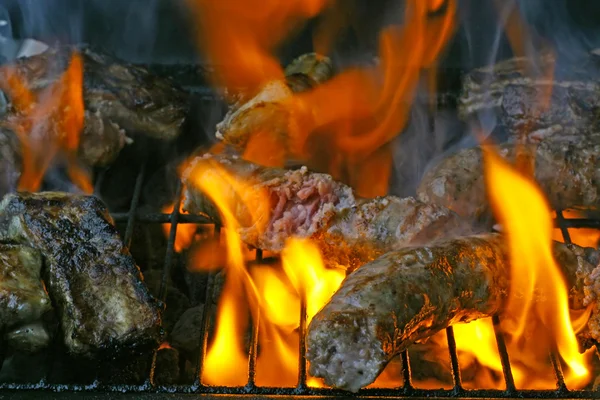 Χοιρινό και βοδινό κρέας, ψημένο στη σχάρα barbeque — Φωτογραφία Αρχείου