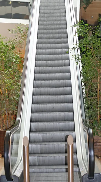 Aço escada rolante longa de um centro comercial — Fotografia de Stock