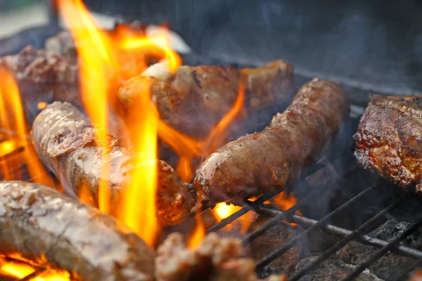烧烤烤架上煮熟的猪肉和牛肉 — 图库照片