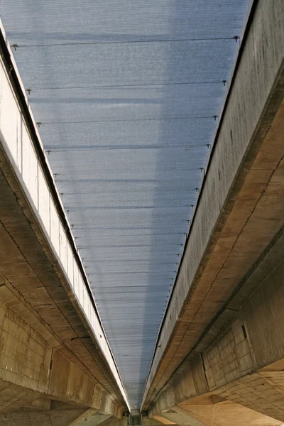 Viaduto de auto-estrada visto por baixo em betão — Fotografia de Stock