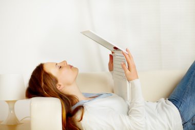 güzel kadın laptop ekran öpüşme