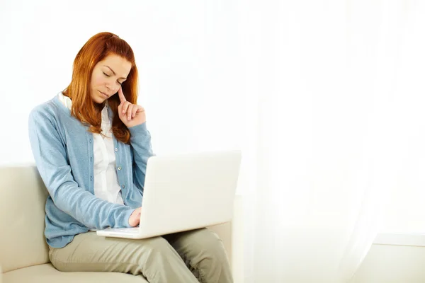 Hübsche junge Frau ruht sich auf Laptop aus — Stockfoto