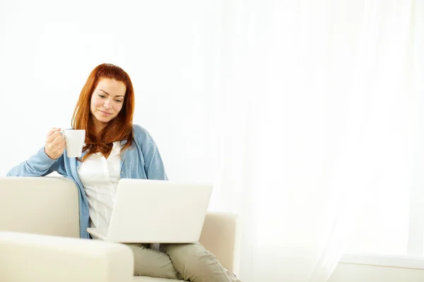 Hezká mladá žena odpočívá sám na laptop — Stock fotografie