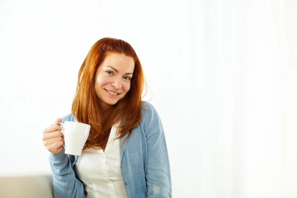 コーヒー カップを楽しんでいるラップトップ女性で単独で休んできれいな女の子 — ストック写真