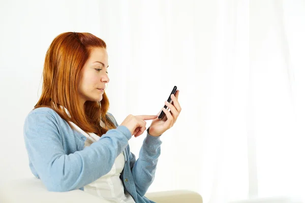 Žena volání na mobil — Stock fotografie