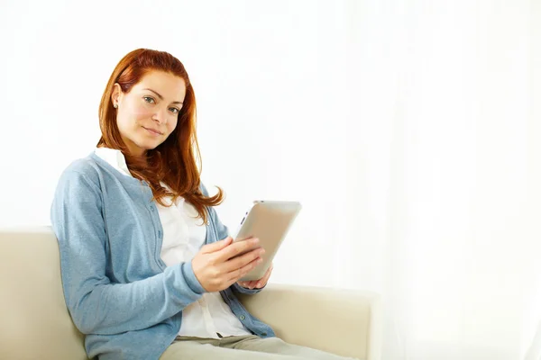 Piękne Młoda kobieta przy użyciu komputera typu tablet — Zdjęcie stockowe