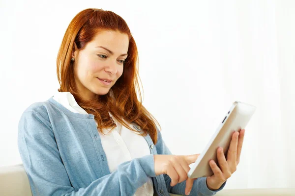 Całkiem młoda kobieta pracuje na komputerze typu tablet — Zdjęcie stockowe