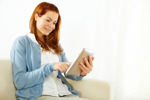 Elegante jonge vrouw met behulp van een tablet pc — Stockfoto