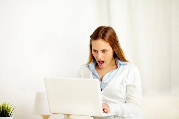 Zaskoczony kobieta pracuje na laptopie — Zdjęcie stockowe