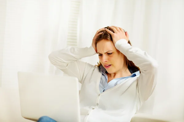 Junge süße Frau arbeitet am Laptop — Stockfoto