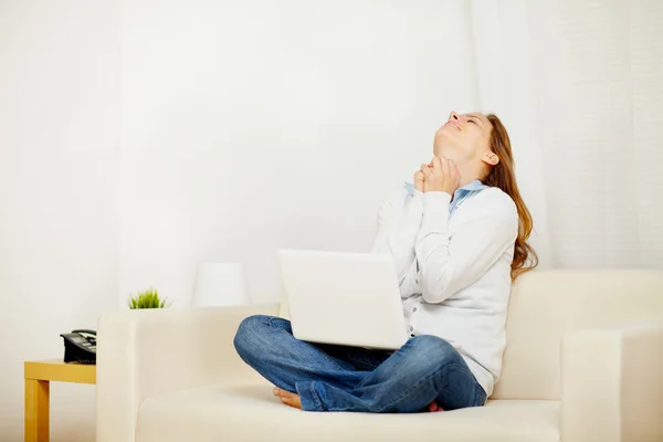 Heyecanlı kadın laptop zaferini kutluyor — Stok fotoğraf