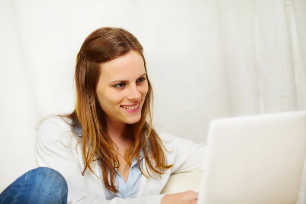 Vriendelijke vrouw die op laptop werkt — Stockfoto