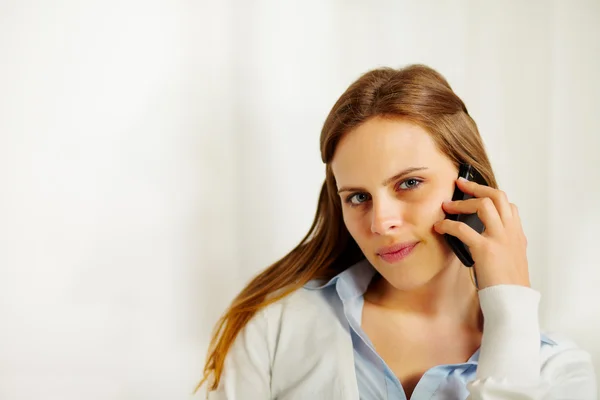 Красивая деловая женщина разговаривает по мобильному телефону — стоковое фото