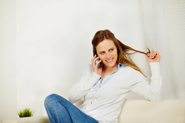 Mooie jonge vrouw met behulp van een mobiele telefoon — Stockfoto