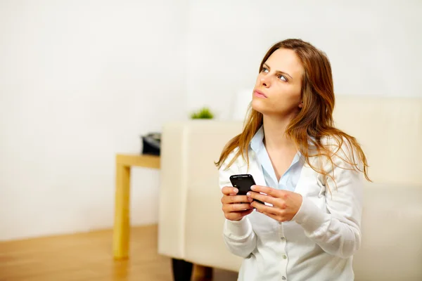 Mladá žena volání na mobilní telefon — Stock fotografie