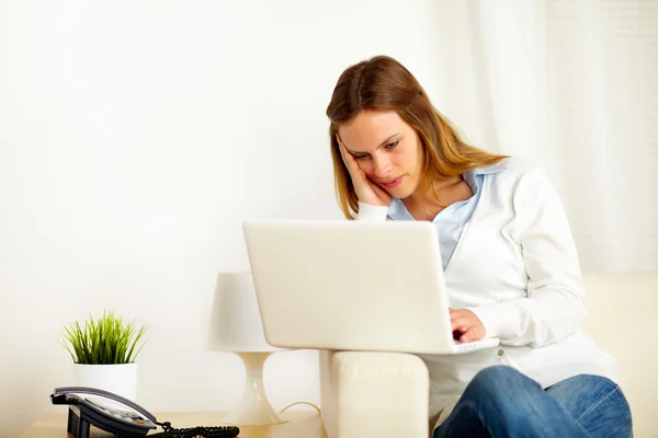 Молодая женщина работает на ноутбуке Стоковая Картинка
