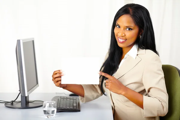 Vänliga executive lady visar ett vitt kort — Stockfoto