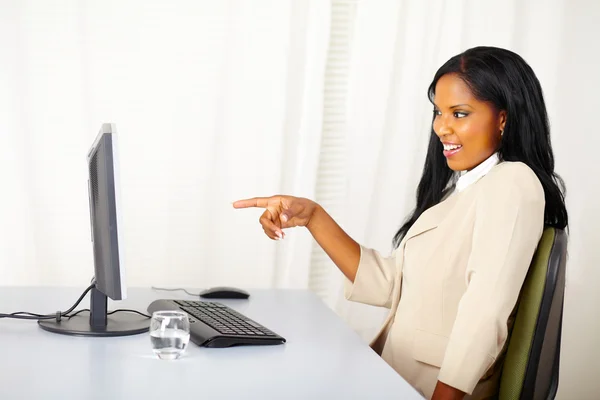 Femme d'affaires pointant l'écran de l'ordinateur — Photo