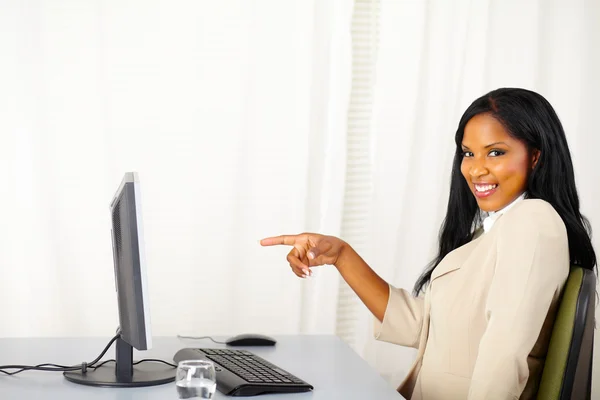 Executive pointing the computer screen — Stock Photo, Image