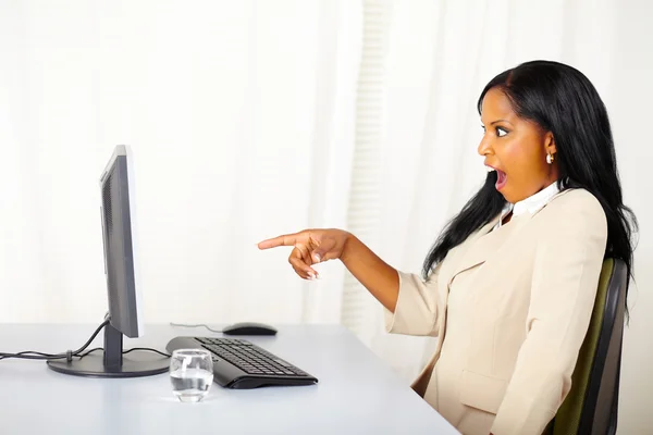 Senhora de negócios apontando a tela do computador — Fotografia de Stock
