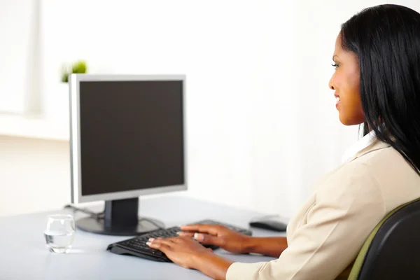 Mujer profesional mirando a un monitor — Foto de Stock