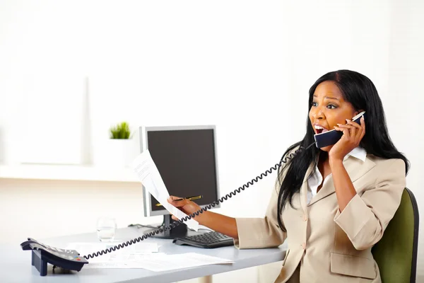 Zakelijke vrouwelijke spreken op telefoon — Stockfoto