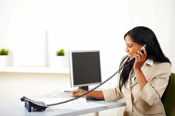 Профессиональная женщина разговаривает по телефону — стоковое фото